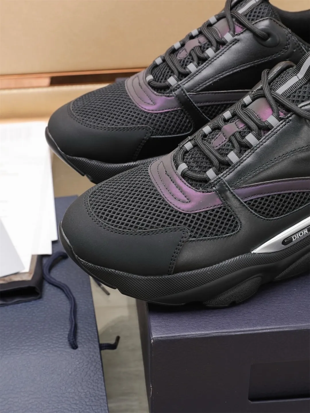 Men's shoes 💰P460💰【Dior】Dior✨ is online at the same time👏 This casual sneaker is a new product in the series and continues Di*r's classic style. The upper is made of original mesh and cow leather, with a two-color textured outsole, and the brand's iconic details on the rear collar and heel to enhance the style. Fashionable and versatile. Wear it with jeans or slacks for a casual look. Size: 38-44 (45 customized)